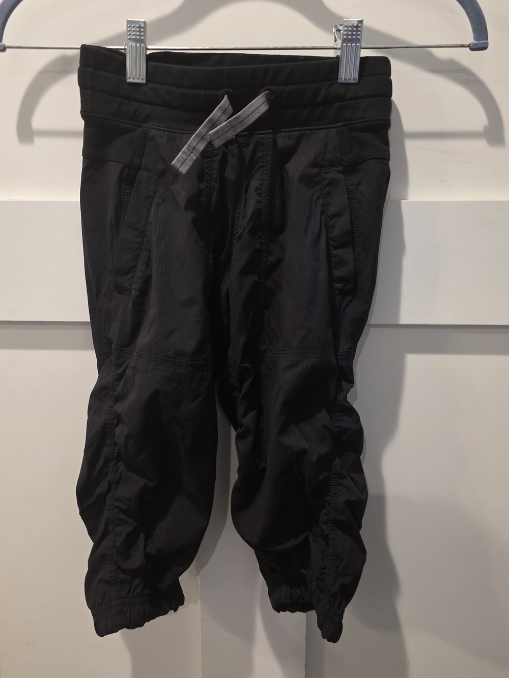 Lululemon Ivivva girls black dance studio lightweight cropped pants size 6 capri